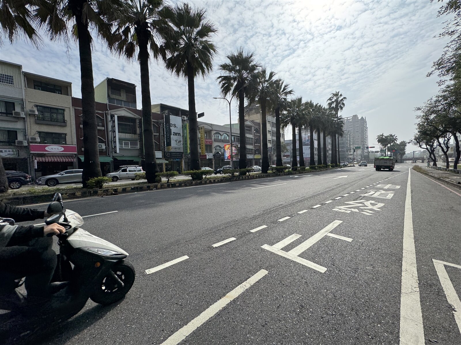 陳姓婦人騎車行經一條直行道路上,8分鐘內被民眾依行車記錄器檢舉6次「未依規定使用方向燈」,警開出6張共7200元罰單。示意圖/本報資料照片