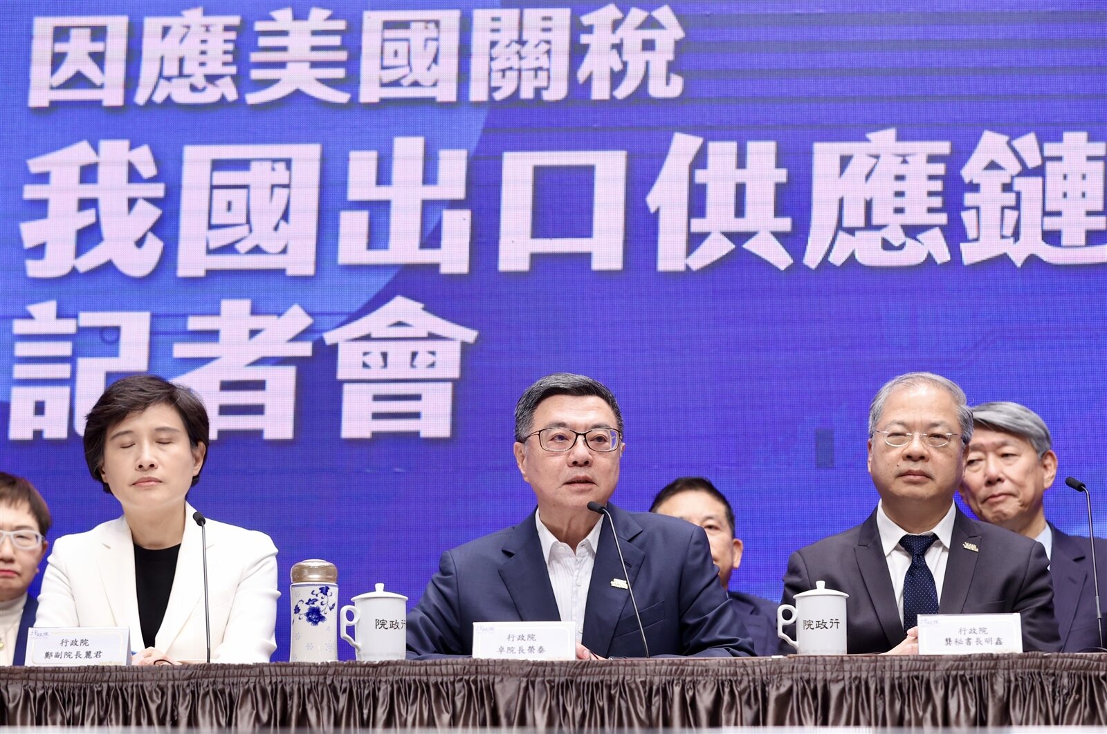 因應美國總統川普對台灣遭課徵32%關稅,行政院4日舉行記者會說明,提出將以880億元經費支持9大面向20大措施。圖/聯合報系資料照片