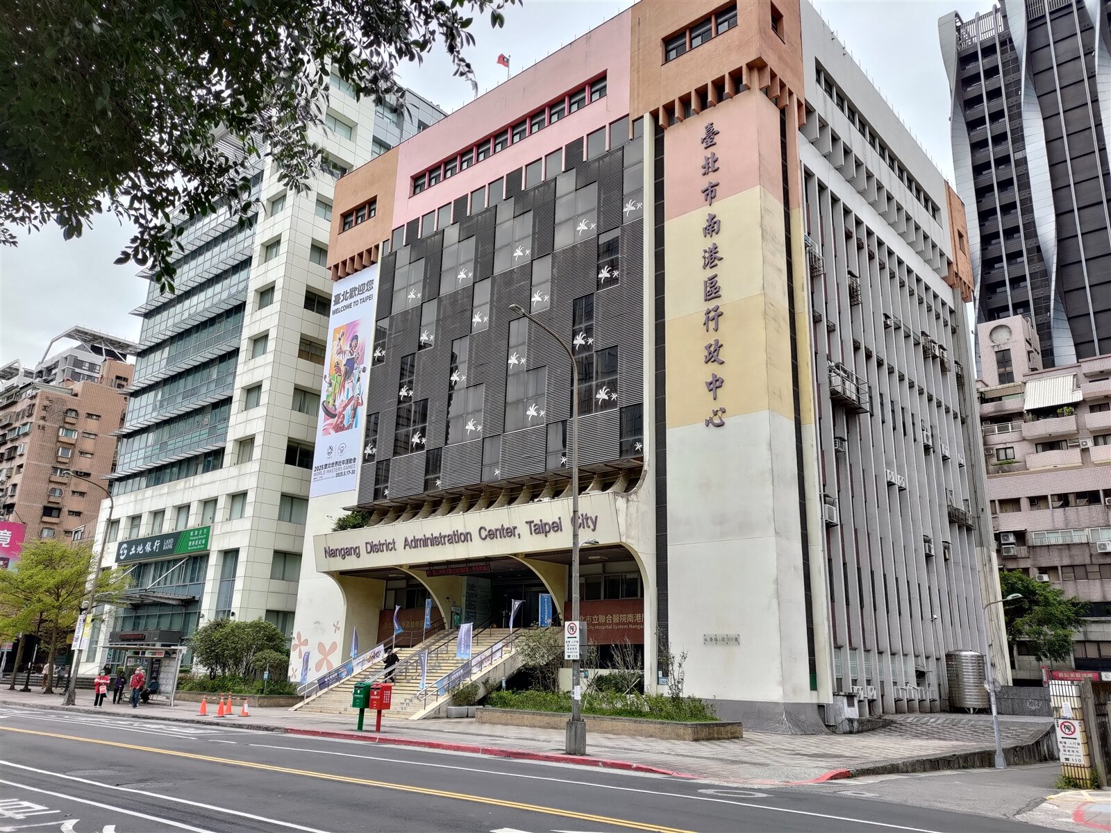 北市南港車站前「第一排」建築,包括南港行政中心使用44年,還有中華電信、親子館等建物也老舊,地方盼引進民進投資開發。記者林麗玉/攝影