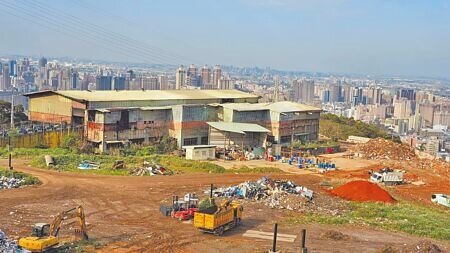 桃園市虎頭山會稽垃圾掩埋場5年燒4次引民怨,不分黨派議員除追問火災原因,也再度要求退場方案,甚至要求正名為「回收場」。(蔡依珍攝)