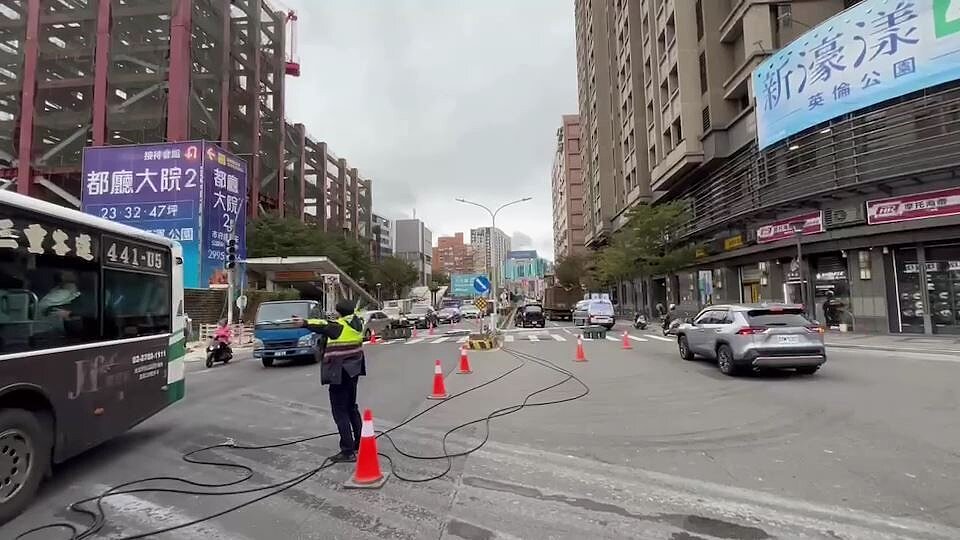 吊桿車扯斷號誌桿現場位於新北市第二行政中心工地前，警方到場進行疏導。記者黃子騰／翻攝