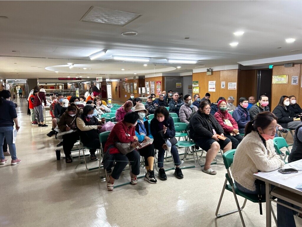 台南社宅申請方式採線上登記,許多年長者不熟悉線上申辦流程,紛紛至現場尋求協助。圖/台南市政府都發局提供