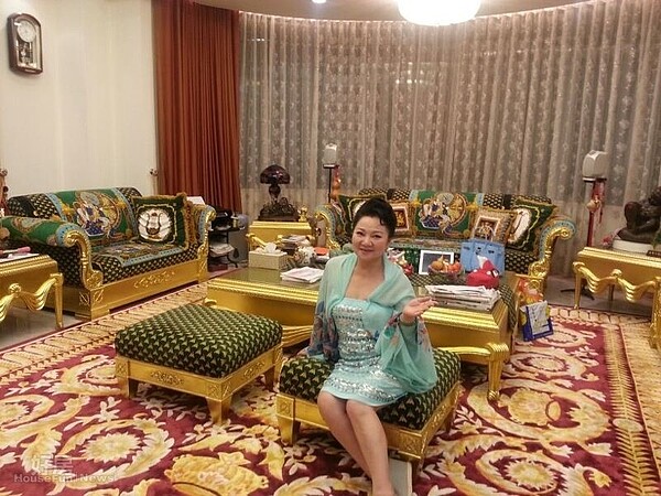 1.客廳足足有20坪,金碧輝煌的沙發還是專程託人在歐洲訂做的。