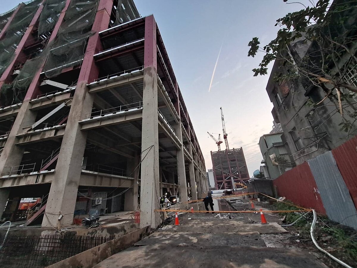 警方在阮男墜落現場圍起封鎖線進行採證。圖／聯合報記者黃子騰翻攝