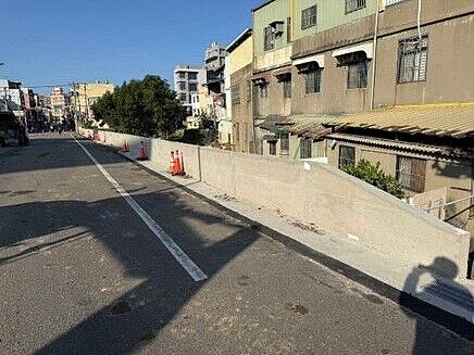 竹市祥園街花台拆除,新設護欄工程完工。圖/新竹市工務處提供