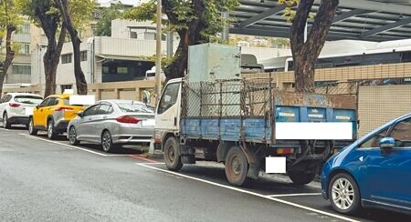 
高雄市的公有車位難尋，圖為楠梓區外環西路巷弄的路邊停車位。（林瑞益攝）
