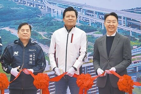 
交通部長陳世凱（右）、新北市副市長朱惕之（中）、新北市交通局長鍾鳴時（左）24日出席台64線銜接台61線南下方向匝道工程通車典禮。（張鎧乙攝）
