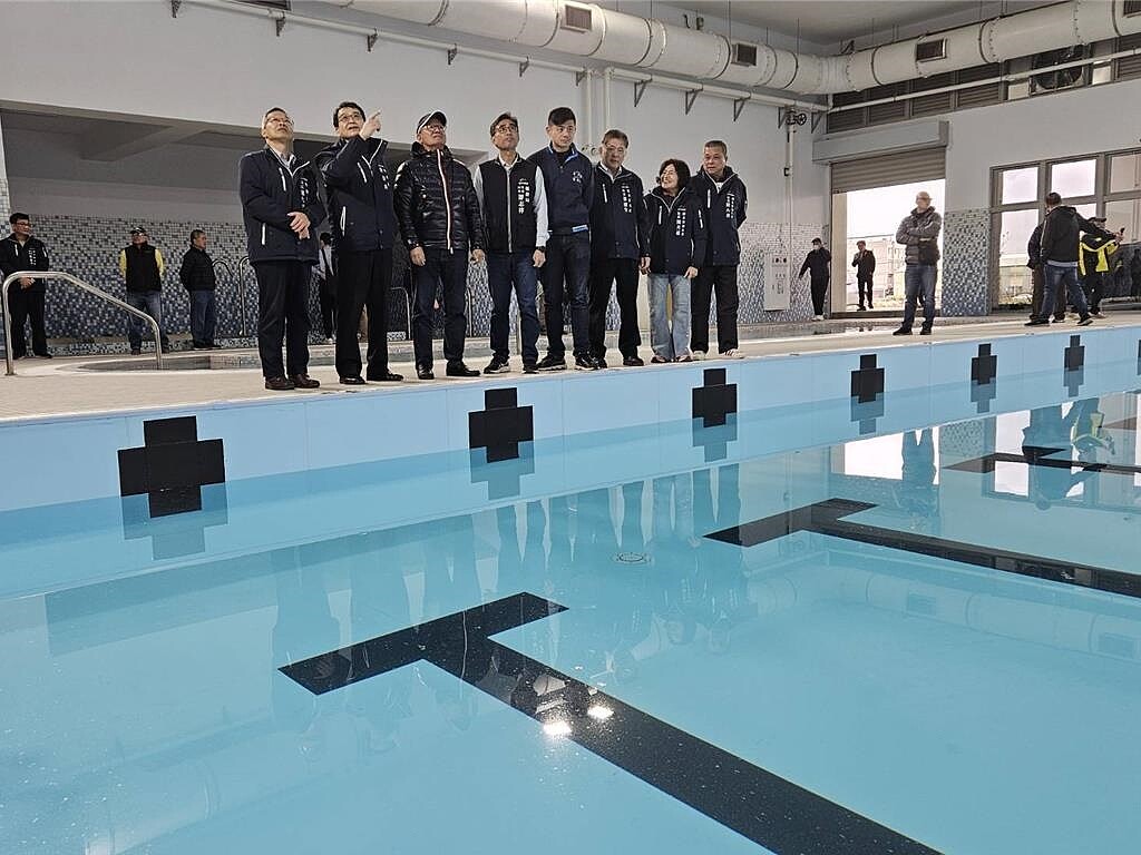 台中市議長張清照、市府祕書長黃崇典等人開箱兒運中心。圖/張清照服務處提供