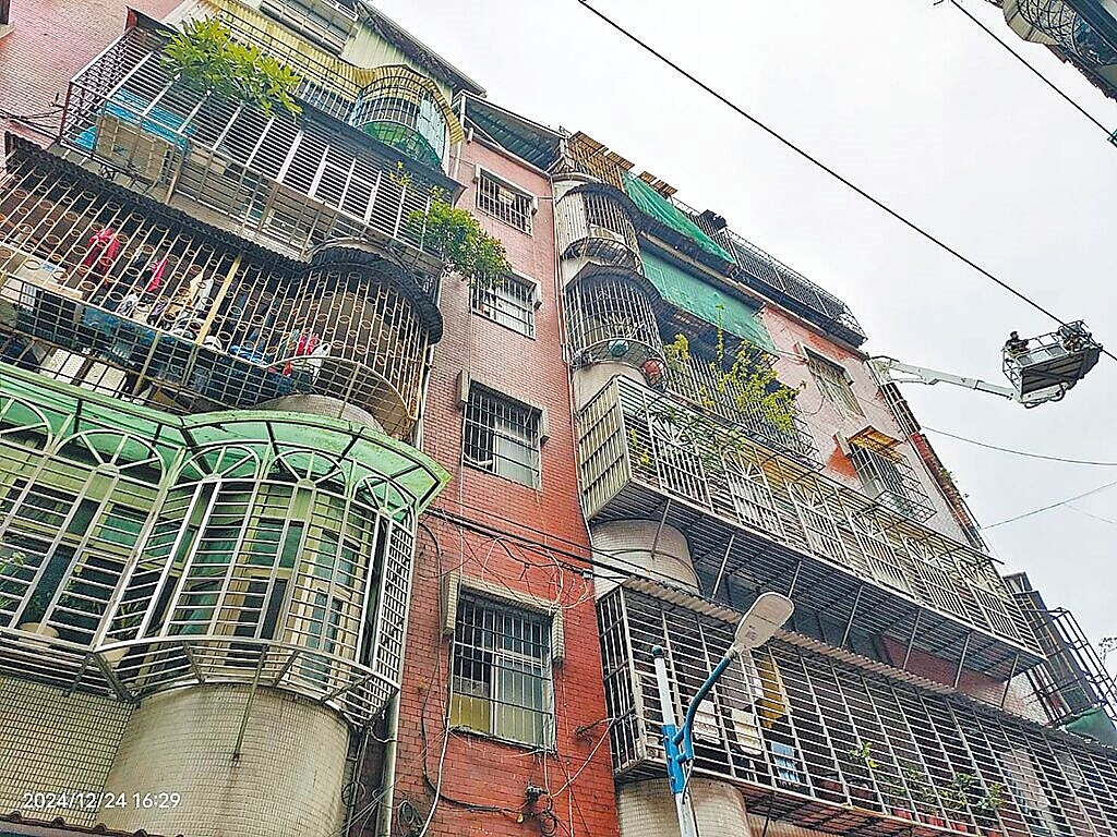 新北市中和區連城路某公寓頂樓加蓋24日發生火警,住戶51歲趙姓男子疑逃生不及命喪火窟。圖/新北市消防局提供