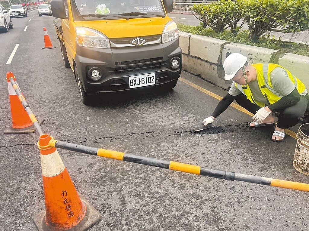 新北市新店區北新橋連接雙北市，是通勤族必經的橋梁之一，民眾24日發現橋面出現「橫向大裂痕」。圖／新北市工務局提供