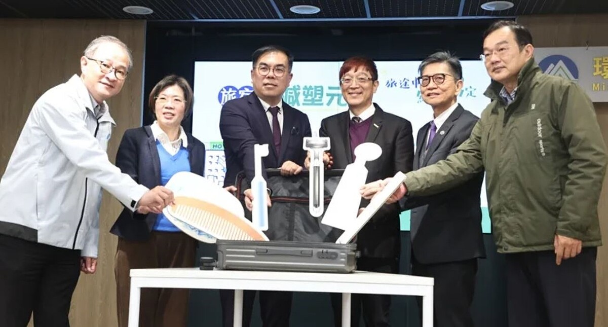 環境部舉行「旅宿業減塑元年-旅途中的綠色約定」記者會,環境部長彭啓明(左三)、資源循環署長賴瑩瑩(左二)、交通部觀光署副署長林信任(右三)和旅宿業代表出席。記者邱德祥/攝影