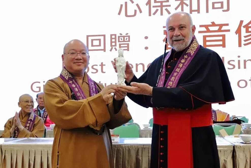 七大宗教代表齊聚佛光山,心保和尚(左)回贈觀音像給巴西羅馬天主教和解之家主席暨聖保羅大教堂首席法政師Jose Bizon神父(右)。記者郭韋綺/翻攝