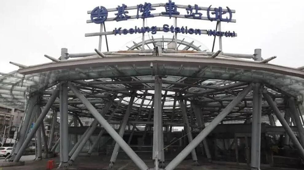 基隆火車站北站漏水半年,乘客:難道進站也要撐雨傘?圖/讀者提供