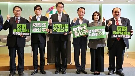 
民進黨縣市長25日針對財劃法修法舉行回應記者會，台南市長黃偉哲（左起）、高雄市長陳其邁、民進黨祕書長林右昌、嘉義縣長翁章梁、屏東縣長周春米、澎湖縣長陳光復出席。圖∕杜宜諳
