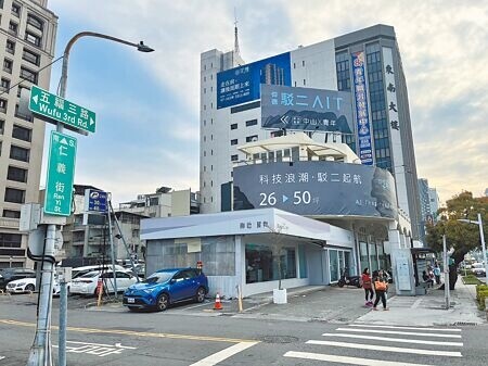 
南和興產位於五福路、仁義街口，中央公園首排的526.8坪「商五」土地，目前是仰德建設的接待中心，確定已由永信建設的大股東永碩投資公司，以每坪單價約315萬元，刷新高雄土地交易價。圖∕顏瑞田
