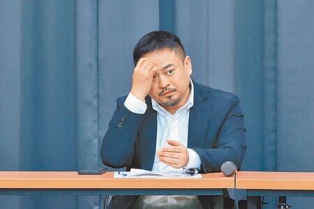 勞動部長洪申翰25日召開「114年勞動新制」記者會,宣布每小時最低工資將為190元、最低月薪為28590元,預估約有257萬名勞工受惠。(郭吉銓攝)