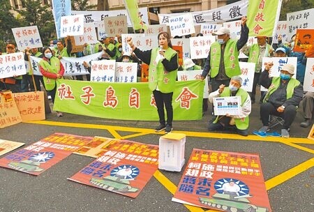 
內政部25日審查社子島區段徵收開發範圍與抵價地比例，民間團體及社子島自救會呼籲撤銷社子島開發案。（劉宗龍攝）
