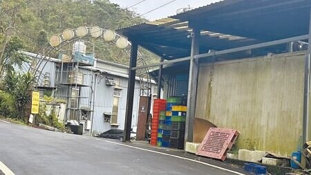 
新北市深坑區山中某臭豆腐工廠近日因汙水處理問題引起民眾不滿，擔憂汙水會影響周遭生態，經新北環保局會勘，業者也積極配合改善。（賀培晏攝）
