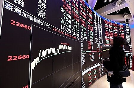 2024年迎來台股豐收年,主動式操作的國內股票型基金總受益人數再攀新高。圖∕本報資料照片