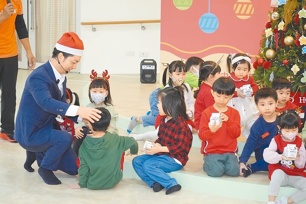 台北市長蔣萬安(左)25日視察文山親子館,對於民眾黨主席柯文哲涉入京華城弊案可能在26日被起訴,蔣萬安指出,已成立府級跨局處小組因應。圖/台北市政府提供劉彥宜