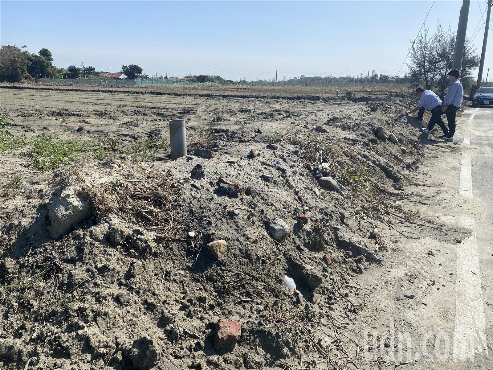 芳苑鄉被建築廢土填滿的農地露出磚塊、鋼筋，已不適合耕種。記者林宛諭／攝影 