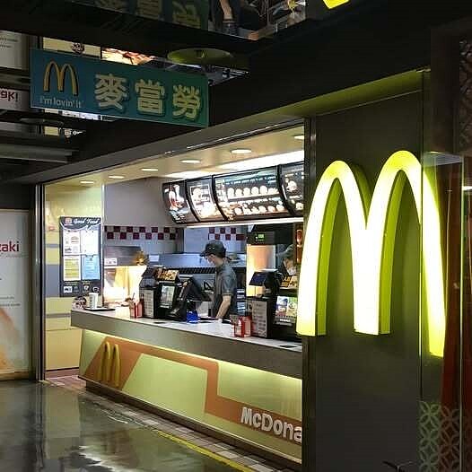 位於台南遠百地下二樓的麥當勞遠百二店,將於12月30日結束營業。圖/擷取自台南式 Tainan Style粉絲頁