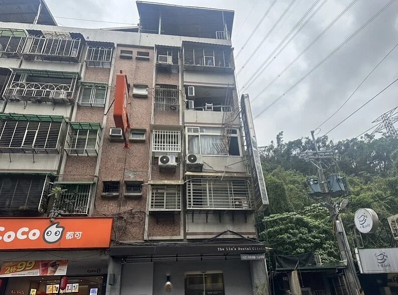 工人馮姓男子25日下午新北市新店區安康路3段修理紗窗,不慎從4樓墜落,砸中路過騎士徐姓男子,2人均送醫搶救。圖/記者王長鼎翻攝