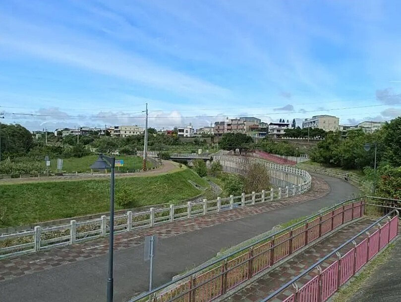 苗栗縣政府原計畫標租後龍高鐵苗栗特區內的北勢溪親水廊道堤防道路長度約1.5公里搭設高架棚頂光電板,因遭地方強烈反對而喊卡,廠商提起行政訴訟。圖/記者吳傑沐攝影