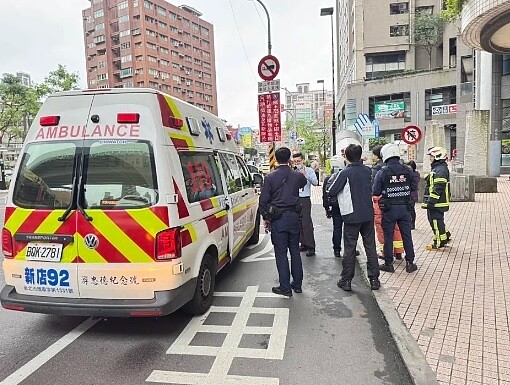 新店捷運驚傳持刀砍人事件，60歲女子身中3刀急送醫。圖／警方提供