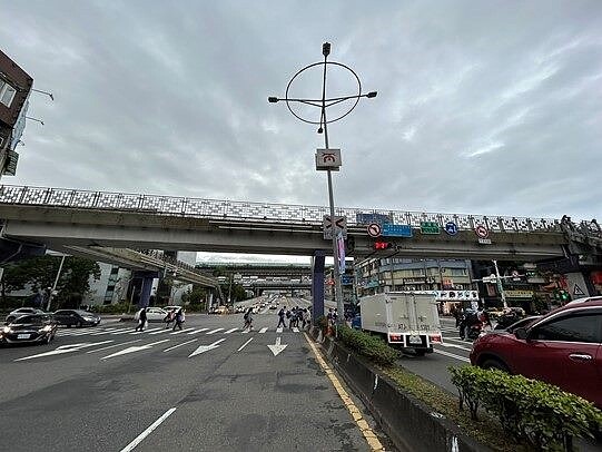 承德敦煌天橋南側（承德路）拆除前照片。圖／台北市政府提供
