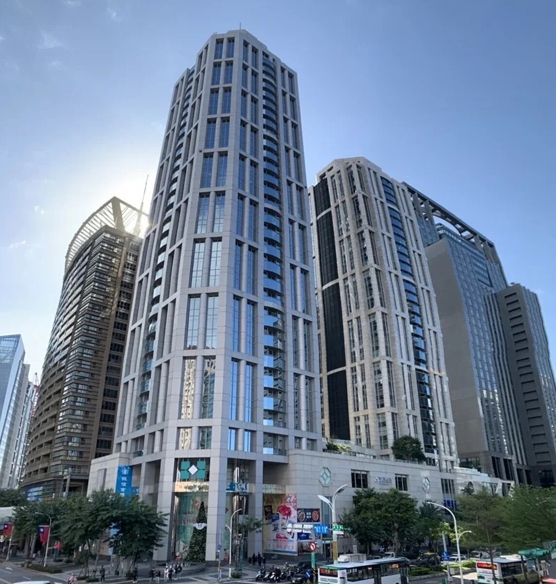 板信商銀雙子星總部大樓坐落新板特區,已連續16年蟬聯新北市地王。圖/新北市地政局提供