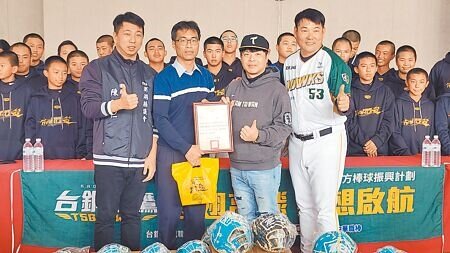 台鋼雄鷹回饋列車26日在馬公國中指導小朋友,並舉行簽名會,校長黃銘廣,在議長陳毓仁、領隊的黃甘霖(陪同下,代表學校致贈感謝狀給捐增球具的企業家。(許逸民攝)