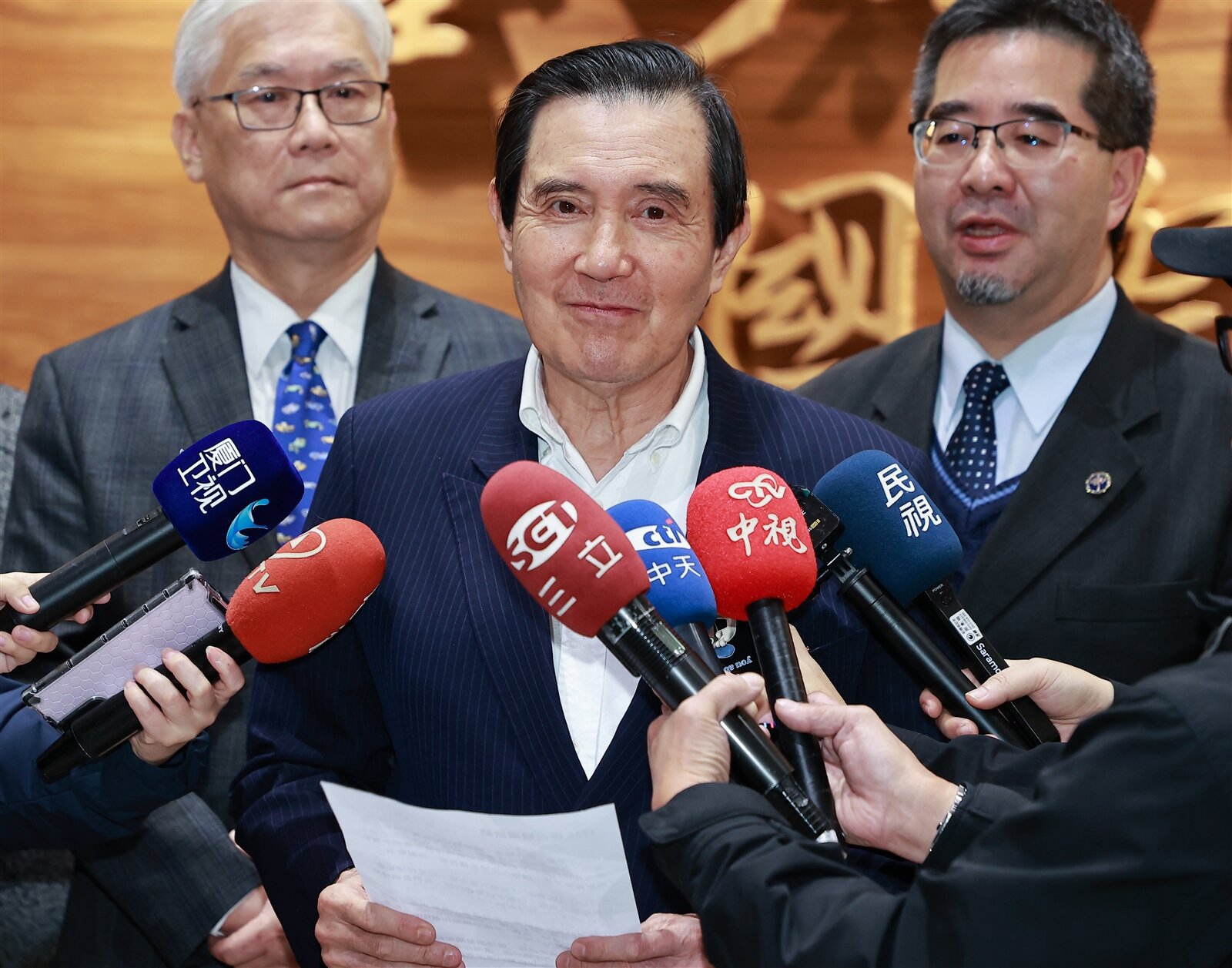 前總統馬英九(中)昨晚說明赴陸訪問的目的,是希望透過持續而積極的推動兩岸青年交流,讓兩岸民間累積善意,遠離戰爭。記者黃仲明/攝影