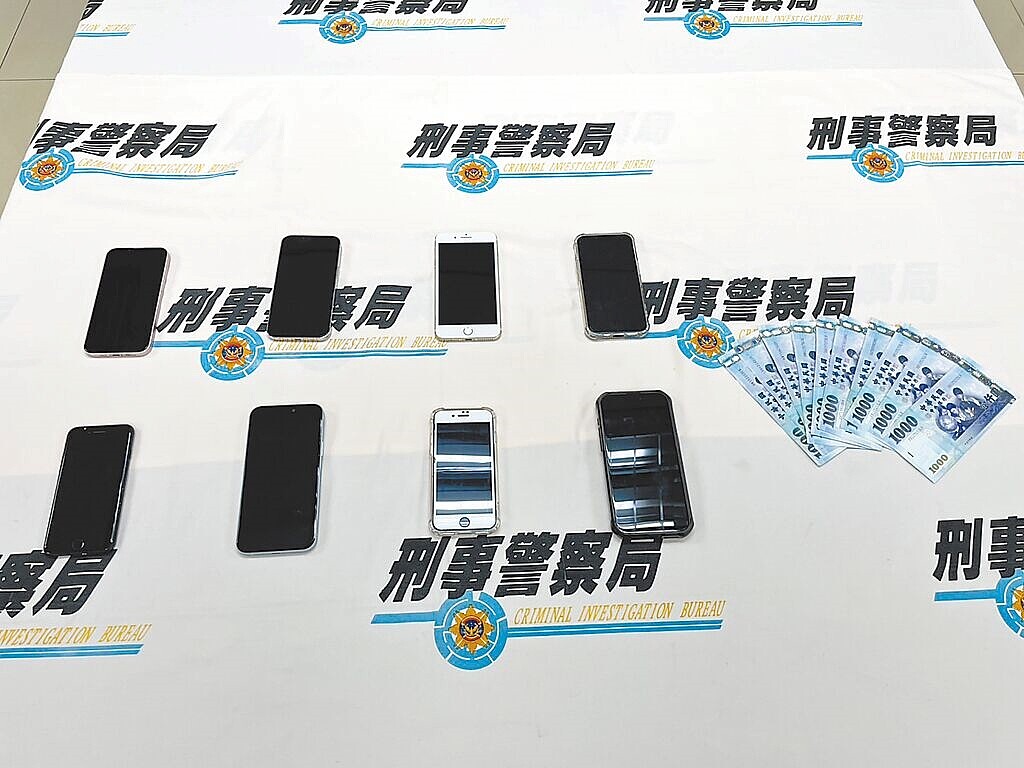 詐騙集團黑吃黑,派冒牌刑警搶奪車手贓款,刑事局南部打擊犯罪中心查扣手機、現金等證物。圖/警方提供