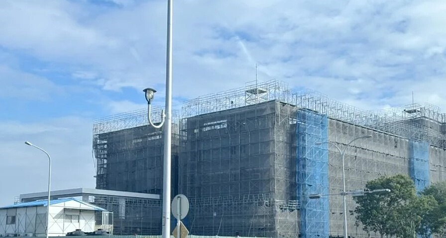 中科虎尾園區今年陸續有幾處大型廠房建案施工,受工程載重負荷較大影響,出現局部地層下陷較嚴重,縣府研判不會造成影響並已提出因應對策。圖/記者蔡維斌攝影