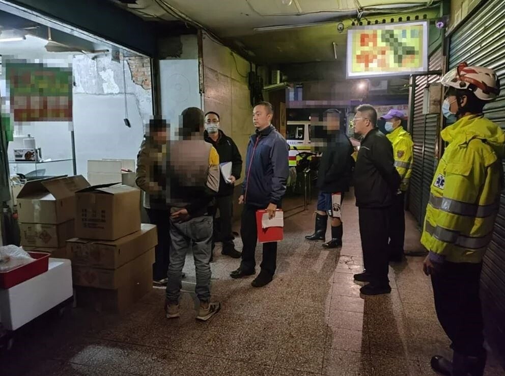 桃園市政府消防局第一大隊清晨接獲民眾檢舉,發現八德區廣福路某鐵皮屋內存有大量爆竹煙火。圖/桃園市消防局提供