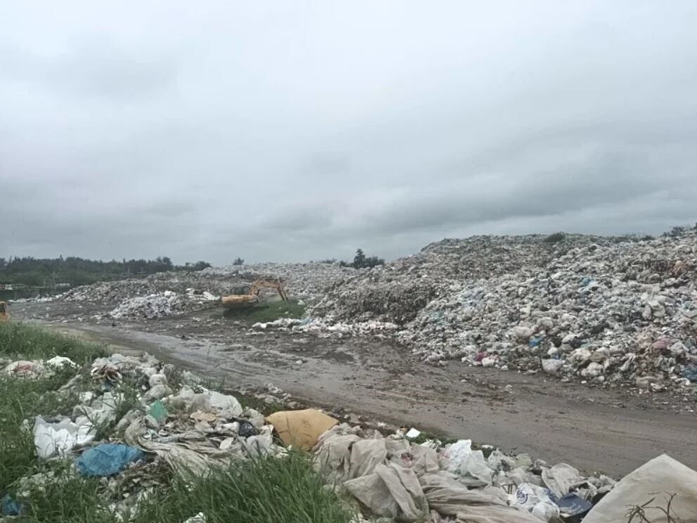 新竹縣新豐掩埋場仍堆置逾20萬噸垃圾,將待焚化爐全面運轉後逐年去化。圖/新竹縣府提供