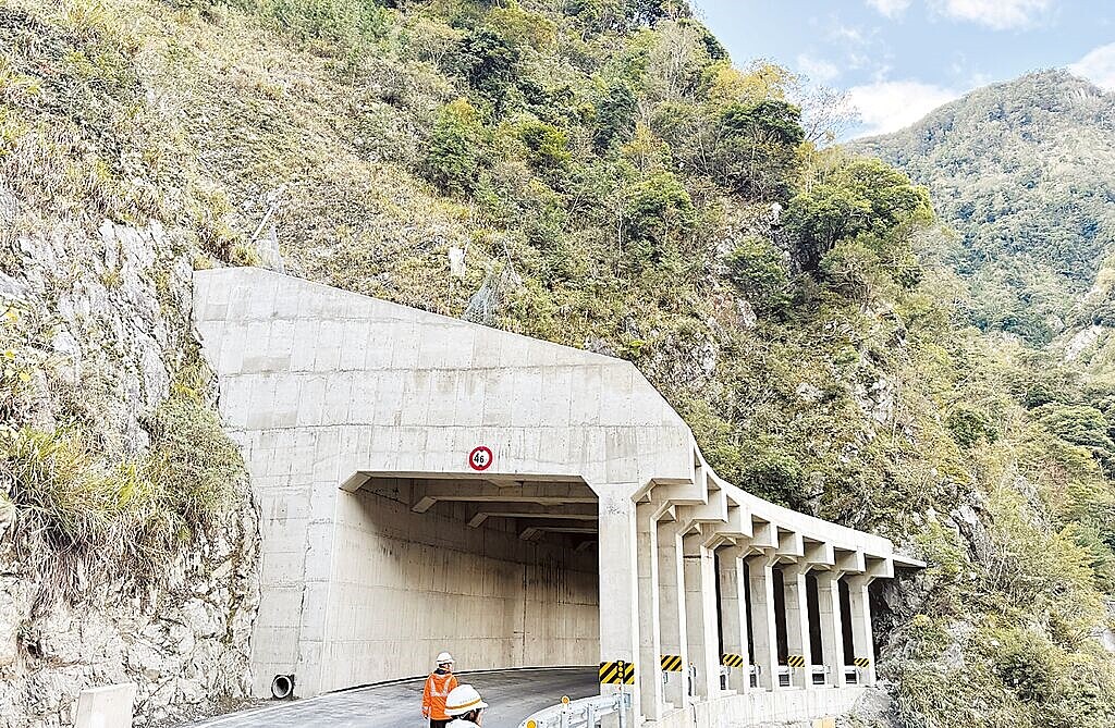 中橫公路復建綜合規畫環評已啟動，預計以206億元復建，立法院副院長江啟臣26日前往中橫台8線現勘。（江啟臣國會辦公室提供／李京昇台中傳真）
