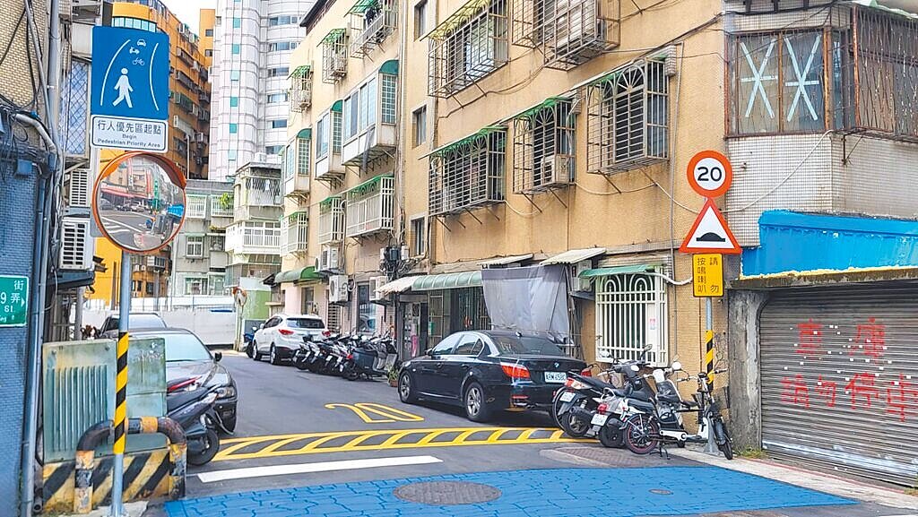 台北市長蔣萬安將今年訂為交通安全年,北市交通局於信義區嘉興里打造北市首處「行人優先區」,行人可以在道路中間通行,限制汽機車時速20公里,且必須禮讓行人不能鳴按喇叭,並首次採用瀝青減速丘。(台北市交通局提供/劉彥宜台北傳真)