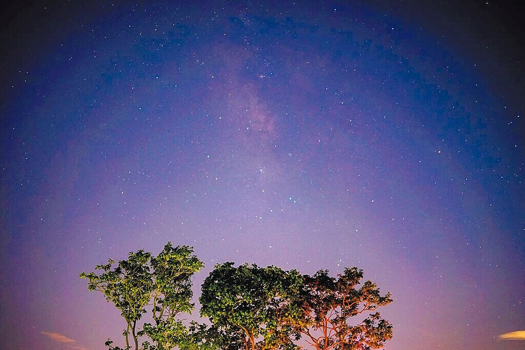 基隆市安樂區大武崙砲台停車場因無光害成為熱門觀星祕境,不過,交通部北觀處最近設置照明設施,雖可化解治安疑慮卻也造成光害,影響觀星體驗。(基隆市武崙國中天文台社團提供/徐佑昇基隆傳真)