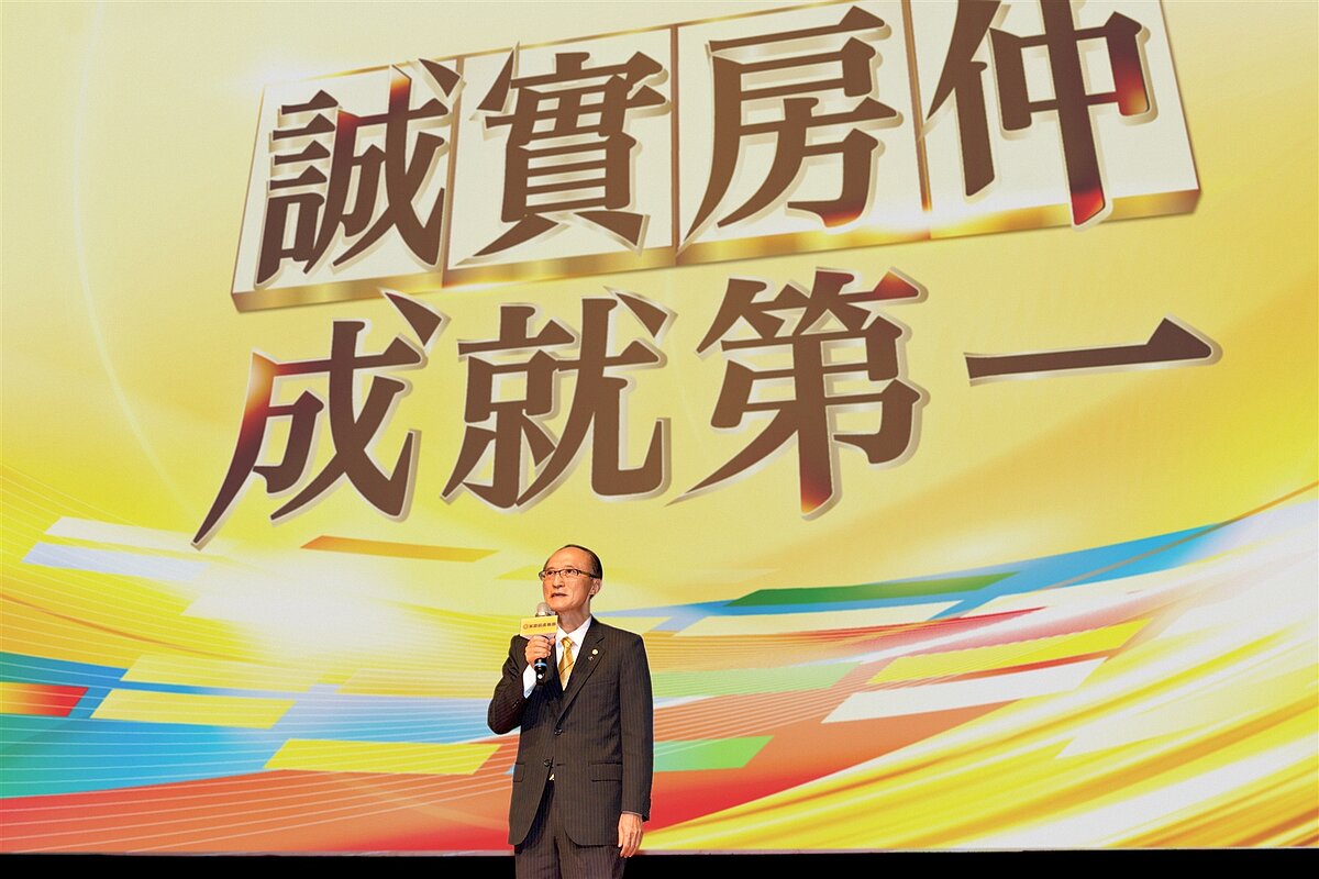 永慶房產集團董事長孫慶餘特別出席頒獎典禮，勉勵在場獲獎菁英們。圖／永慶房產集團提供