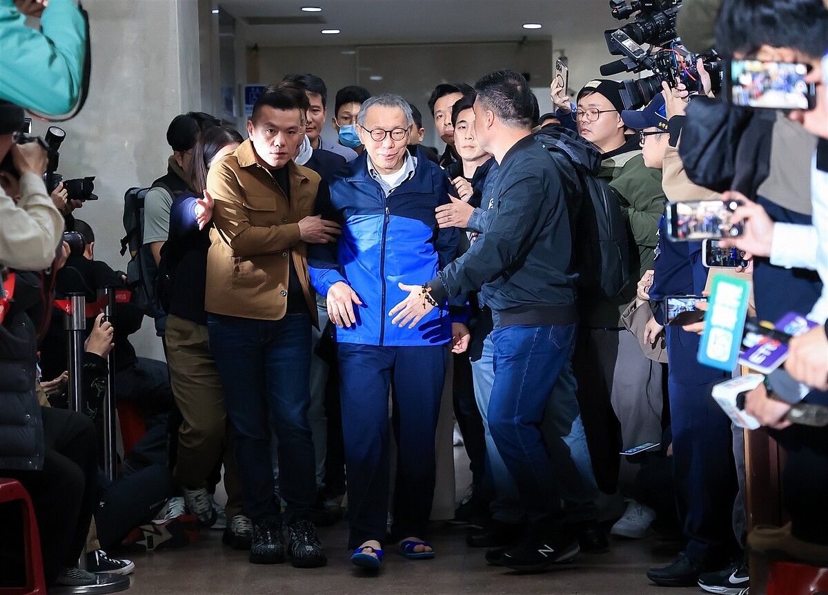 民眾黨主席柯文哲涉京華城等案,中午以3000萬元交保,步出台北地院。圖/記者余承翰攝影