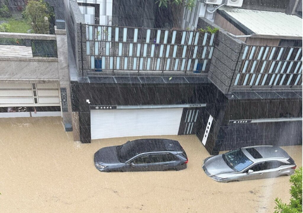 高雄近來受颱風影響,接連傳出豪宅區變「濠」宅區的淹水災情。圖∕Ru儒哥臉書