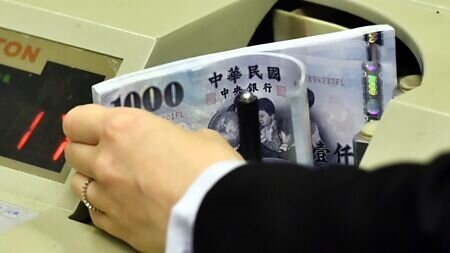 新台幣兌美元貶破32.7元價位,創近五月新低,周線連三黑。圖∕本報資料照片