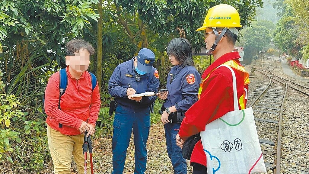 阿里山林鐵及文資處27日會同警方，開單取締遊客違規行走鐵道。圖／林鐵及文資處提供