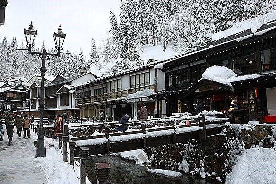 日本東北部山形縣尾花澤市的銀山溫泉。圖 / 維基百科
