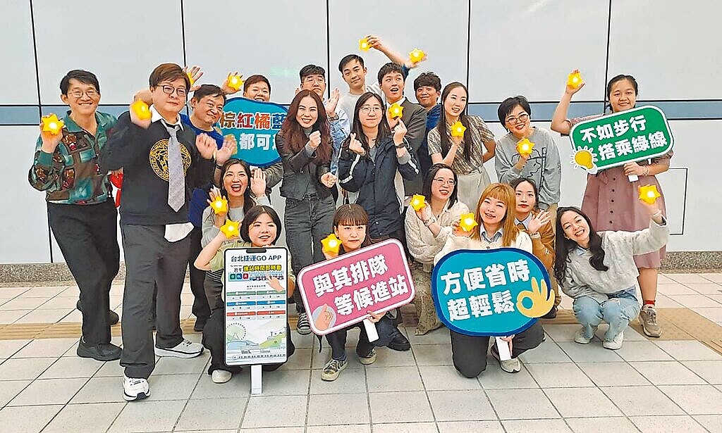 台北捷運公司27日宣布,今年跨年晚會將於台北市政府周圍4站,加派「潮天團」宣導團體維持人流動線秩序外,也會宣導民眾多走幾步路至捷運綠線搭乘。圖/北捷提供