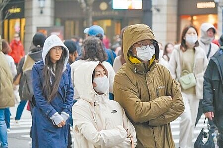 受強烈大陸冷氣團影響,嘉義以北28日晚間至29日清晨低溫恐跌破10度,部分平地最低僅約7度,外出民眾紛紛加強禦寒措施。(羅永銘攝)