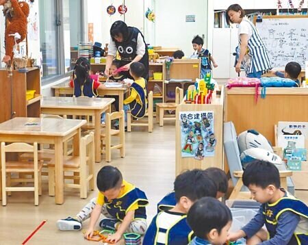 腸病毒疫情近期全台頻發,按照目前北市規範,只要幼兒園內1個班有2名幼兒感染腸病毒就會停課,導致許多家長在工作和照顧孩子間疲於奔命。圖為示意圖。(本報資料照片)