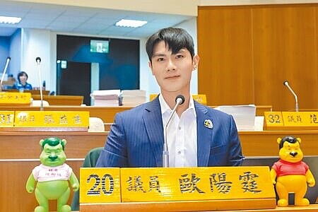 新竹縣議員歐陽霆以桃園等縣市對同志家庭收養新生兒有補助,認新竹縣應跟上腳步實施。(羅浚濱攝)